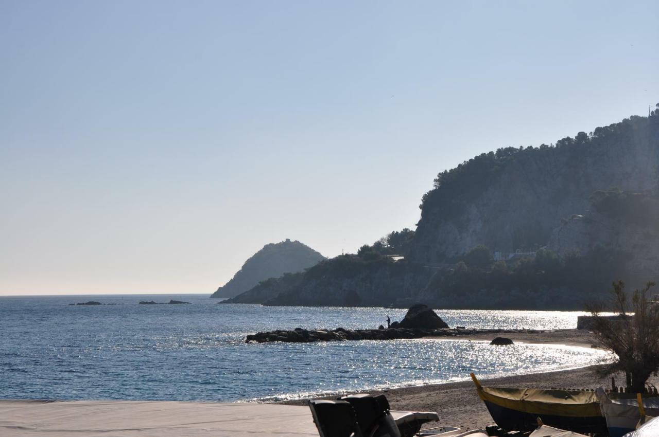 Una Spettacolare Vista Mare - Casa Con Jacuzzi Bergeggi Bagian luar foto